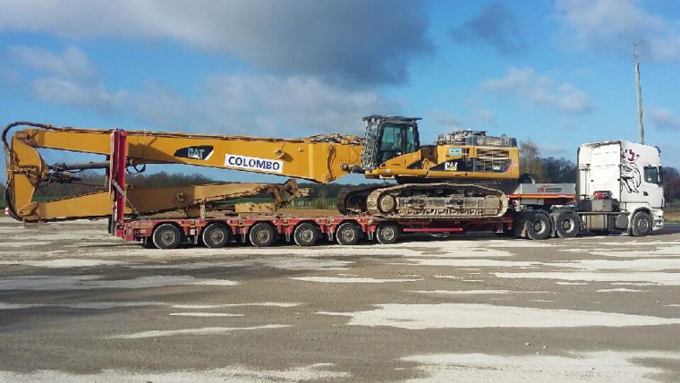 Transport de pelle à grand bras travaux publics