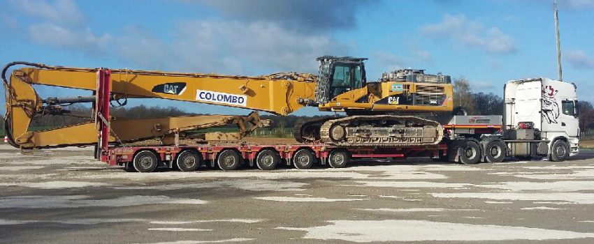 Transport de pelle à grand bras travaux publics