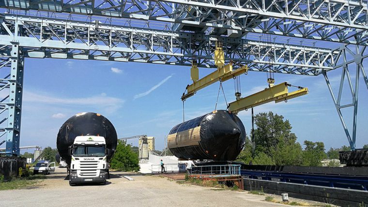 Chargement de cuves dans un bateau