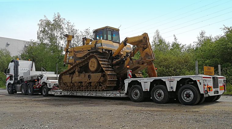 Transport de bulldozer travaux publics