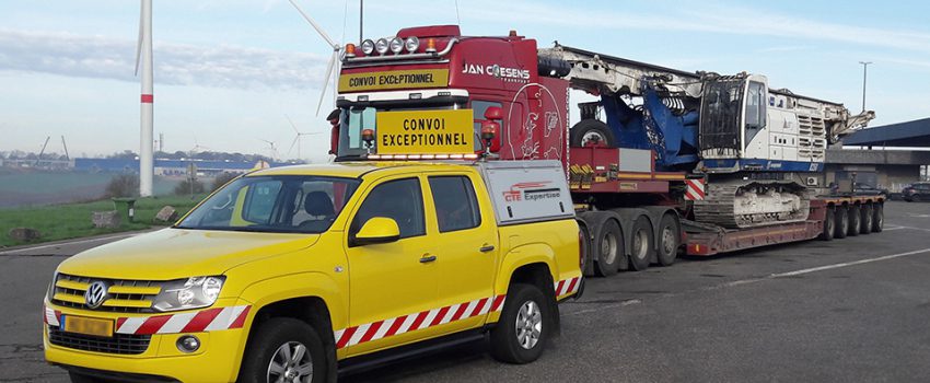 Transport de foreuse travaux publics avec voiture pilote